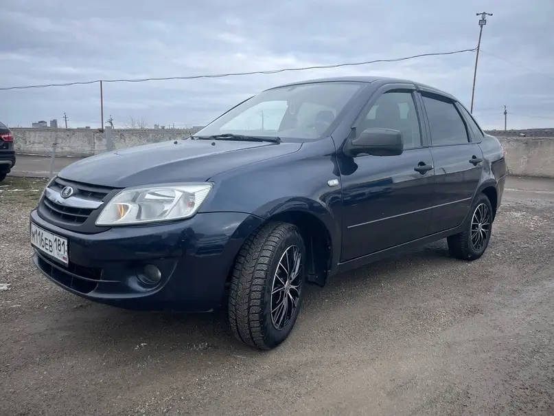 Lada Granta 2012г, 1.6 8кл Пробег 104 000 2 владельца, первый владелец 10 лет 8 месяцев, второй владелец 10 месяцев, в автотеке есть ошибка поп пробегу, фото прилагаю, на каком-то тех осмотре поставили не правильный пробег, дальше все как положено. Автомобиль в отличном техническом состоянии по кузову дефектов нет, хорошая магнитола, камера заднего вида, все колонки пионер, звук очень хороший, новые диски и новая зимняя резина, обновленная приборная панель с новой гранты ( старая в багажнике ), сигнализация Цена 640 000 Машина в Луганске Помощь в переоформлении +79591156817