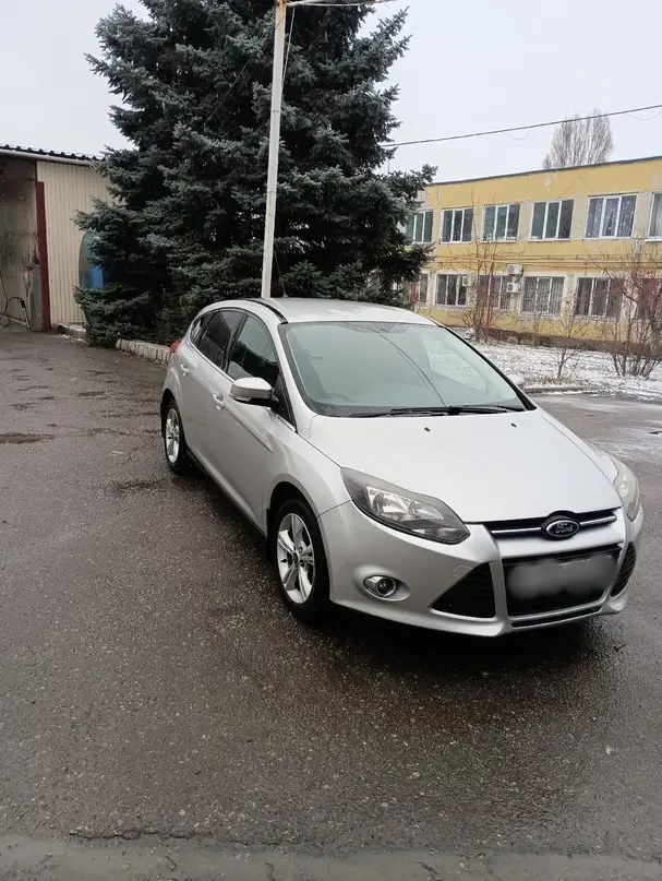 Продам Ford Focus 3 Форд Фокус 3 2014 200 тыс.км (реальный) 1.6 бензин (125 л.с.) коробка механика Цена995000рублей(торг у капота). Машина в отличном состоянии,как внешне так и технически. Двигатель и коробка на пять. Автомобиль без ДТП,ни малейшего намека на ржавчину.Салон идеал! Вложений не требует. Комплектация хорошая, а именно: -подогрев лобового стекла -подогрев зеркал -подогрев сидений -подогрев заднего стекла -электро регулировка зеркал -электростеклоподъемники -мультируль -датчик дождя -датчик света -ABS -противотуманные фары -система помощи при трогании на подъем Осмотр в Луганске +79591996454