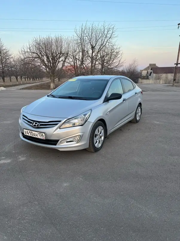 Продам Хюндай Солярис 2015г.в. 136 тыс пробег, 1,6 А.Т.-6 ступенчатая. Автомобиль в хорошем состоянии, Автомобиль оборудован ДХО, подогрев сидений, подогрев зоны дворников, заднее стекло, 4 стеклоподъёмника, электро регулировка зеркал, кондиционер, мультируль. Железная защита двигателя. Автомобиль бодрый, есть нормальная летняя резина. Приятный расход топлива. Была замена масла в ДВС и коробке на 130 тыс. Автомобиль не требует вложений... 1 260 000руб. Торг приветствуется при осмотре. +7 959 252-42-56 Автомобиль находится в Краснодоне.