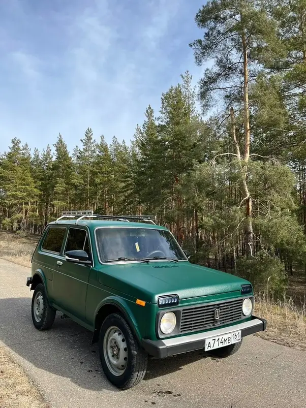 Продам Ниву 2121 Автомобиль в хорошем состоянии. Техническая часть в идеале! Карбюратор. Двигатель в отличном состоянии, масло не ест, не дымит. Раздатка не хрустит, не гудит. Мосты без лишних звуков , электрика вся рабочая. Покрашена в раптор, цвет родной. Гнили по кузову нет, дно целое, новые редуктора, ходовая вся переброна. Вложений не требует! Сел и поехал! Есть музыка. Салон ухоженный, сиденья с иномарки, ева коврики. Новая резина. Документы в полном порядке! Машина находится в городе Счастье Луганская область. Цена 350 Торг !!! Звоните: +7959-519-32-10
