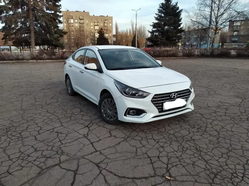 Продам Hyundai Solaris 2017 г.в. Двигатель 1.6, механика, 1 хозяин по ПТС(Ростовская область), пробег 118т. Безключевой доступ, старт стоп, климат контроль, подогрев руля, обогрев передних и задних сидений, дхо, автосвет, адаптивный свет, линзы, все сиденья в чехлах, 2 ключа; Без штрафов и арестов. В хорошем состоянии, в такси никогда не была. Цена 1.42млн.р. Смотреть в Алчевске +79591728482(есть тг)