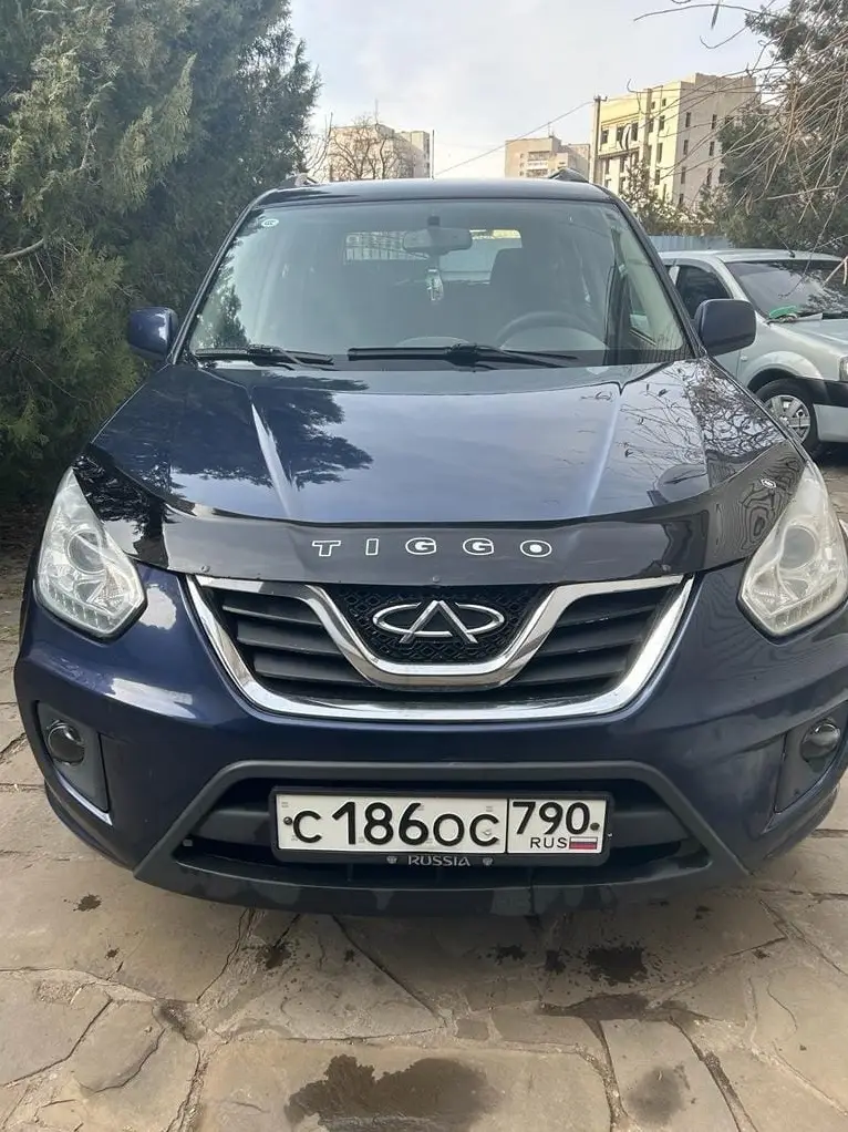 Chery TIGGO T11 Цена 799 000 ₽ Пробег 94 000км Год 2013, почти 2014 Машина без ДТП Абсолютно не требует вложений. Состояние нового автомобиля. Салон идеальный Маcло менял кaждыe 10 тыс. килoмeтpов. На рaсxoдниках не эконoмил. Отдам только в хорошие руки. Машина использовалась только в теплое время года ,зимой машина стояла в гараже По технической части и кузову без нареканий. Рыжиков нет. Днище не гнилое ,без дыр Родной пробег ,птс оригинал Кондиционер, мультируль, печка, подогрев кресел ,электро регулировка зеркал -все работает. Хорошая комплектация Обоснованный торг у капота. Осмотр в г.Краснодон +79595092800 +79776585507