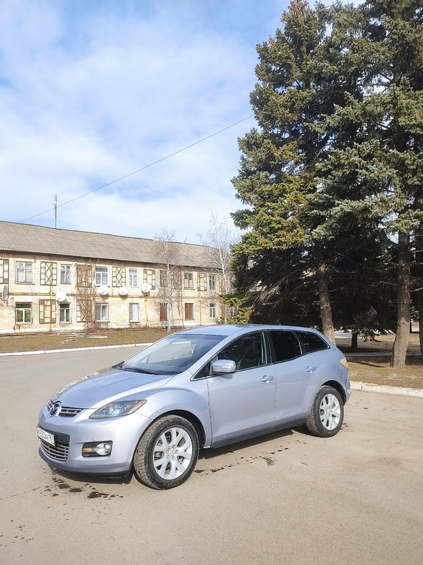 Mazda CX-7. Пробег 280 тыс км. Двигатель 2.3-turbo ( был произведён кап. ремонт двигателя на сумму 270т.р., сейчас работает идеально, тяга отличная, расхода масла нет+ поставил новую турбину) Мощность двигателя 2.3 4WD AT (238 л.с). Коробка 6-ти ступенчатый автомат ( листает отлично, никаких проблем ,в октябре была частичная замена масла) Полный привод. Салон в отличном состоянии,все работает. Новая зимняя резина. Климат/круиз контроль. Датчик света/дождя. Парктроники. Мульти-руль.Премиальная аудиосистема Bose. Обогрев:Передних сидений, зеркал, заднего стекла. Сделан хороший свет. 2 ключа,камера заднего вида. Ухоженный авто,просторный багажник. Цена: 925 тыс. руб. Торг реальному покупателю. Юридически чист,оформление в МРЭО. Тел: +79493963707 +79493149054