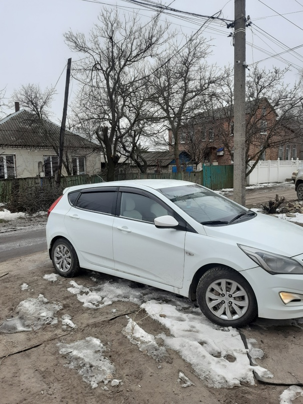 Продам солярис 2015 года пробег 243000 в хорошем состоянии, двс 1.4,мкпп,ходовая часть и по лкм в отличном состоянии хорошая комплектация подогревы зеркал,заднего и переднего стекла,подогрев руля,климат контроль,мульти руль,парктроники установлена хорошая музыка на фото видно, я хозяин цена 970000р торг 89591520173 Молодогвардейск