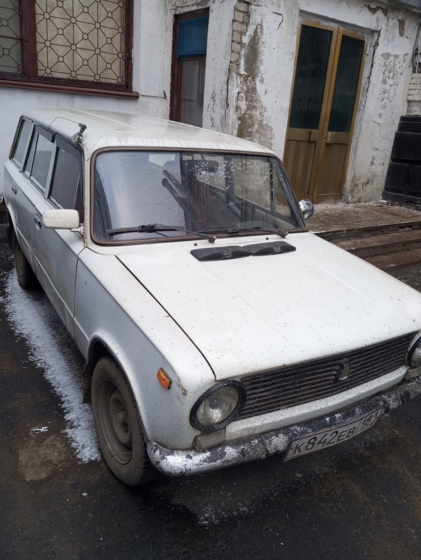 Продам ваз 2102 Машина в нормальном состоянии, полностью переварена, ходовая в круг стоит новая, двигатель масло не есть. Салон хороший стоит простая музыка. Цена 105 тысяч торг Тел. +79591846552