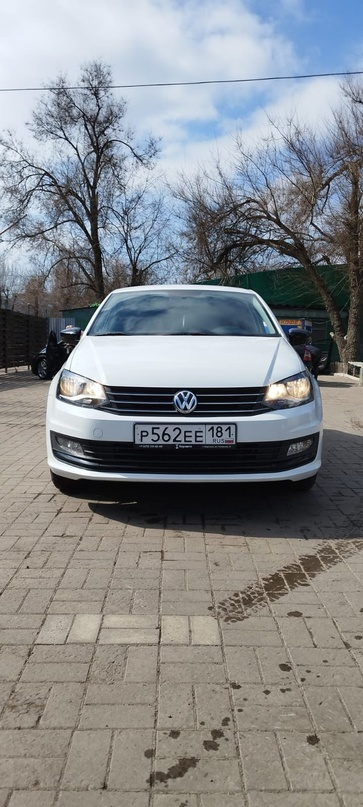 Продаю Volkswagen Polo 2017 год, я второй хозяин, пробег 83 тысячи оригинальный, любые проверки приветствуются , автомобиль в заводском окрасе, по технической части полностью обслужена , никаких вложений не требует . Двигатель работает как часики , масло от замены до замены граммы не берет , коробка переключает передачи очень мягко , не хрустит и тем болеее не вылетает , ходовая как мячик , вся сбитая , на дороге себя чувствует очень уверенно. По кузову авто без гнили и рыжиков , все стекла заводские . Комплектация lite , кондиционер заправлен, мультируль, подогрев сидений , 4 стеклоподъёмника с доводчиками, электро зеркала , штатная музыка, АUX ,USB ,Bluetooth, сигнализация, датчик света, датчик дождя подогрев сидений ,обогрев заднего стекла Салон как в новой машине , всегда следили за чистотой , не прокуренный . Документально никаких проблем , можем сразу переоформить в мрэо! Цена 1430000 , город Луганск, номер для связи +79595054222 ,+79591233400