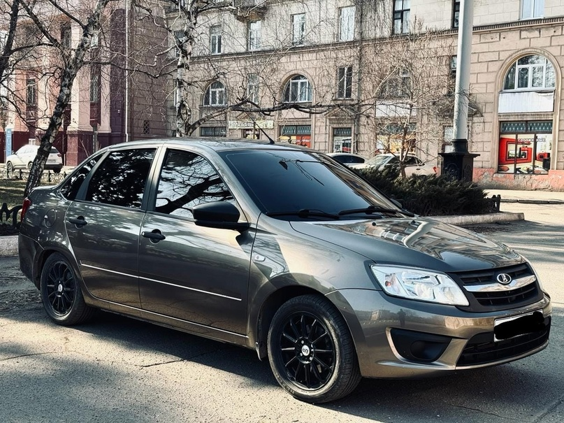 Продам лада гранта 2018 года 1 хозяин птс оригинал родной пробег 73т авто в идеальном состоянии, как внешний так и технический двигатель, масло не берёт, не дымит. Коробка не выбивает, не хрустит дно идеал без дырок и прочего. Кузов без рыжиков, жуков, и вмятин ходовая мягкая дорогу держит хорошо диски р-15 литьё новая выхлопная система Стингер, салон без пятен и дыр тонировка в круг комплектация кондиционер подогрев сидений. Стекла подъёмники электроусилителя руля, 2 подушки безопасности, АBS, центральный замок подогрев лобового документы в полном порядке, готова к переоформлению Цена 810т ТОРГ Номер для связи + 7 (959) 20-53-224 Вацап +7 918 585 60 80 Телеграм +7 959 20 53 224