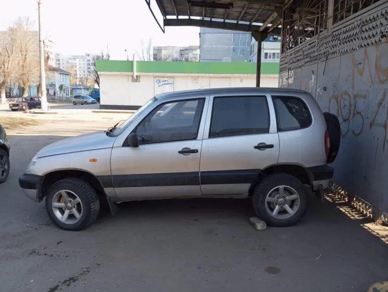 Продам Шевика, 1.7 инжектор. 2005 год. Без штрафов, без ДТП, Автотека зелёная. По кузову всё в порядке, ходовая часть на отлично, по коробке недочётов нет. Всё переключается, пятую не выбивает, подшипники суппорта не стучат. Раздатка работает четенько, без воя. Печка хорошо работает, радиатор заменён. Чистый, ухоженный салон, магнитола, хорошие динамики. Луганск. 480 к, возможен торг. +79595567842