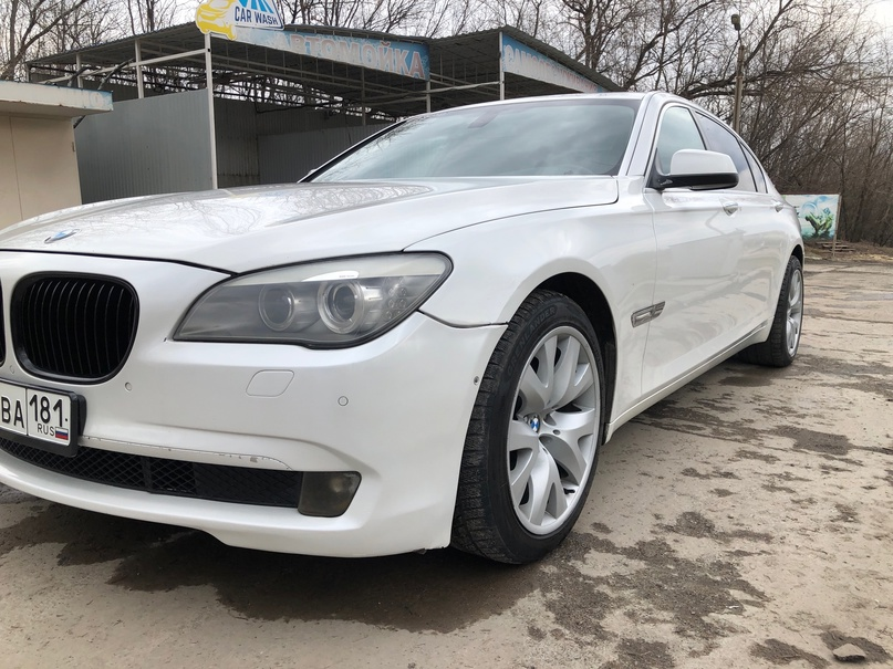 Продам БМВ 750 F02 long,2009 год.Цвет белый жемчуг. Пробег 278000, двигатель гильзован, привод задний, коробка в идеале. Достаточно богатая комплектация - Электросиденья (Ломайки/Электроподколенник/Боковая поддержка) - Электропривод и подогрев руля/зеркал (+складывание) - Камера заднего вида - Задний электродиван - Задние мониторы - Задний климат-контроль - Электрошторки задней полусферы - Доводчики дверей - Бесключевой доступ - СIС (аuх/dvd/mр3 - Стеклянный люк - Сервопривод багажника - Dynаmiс Drivе езды, машина оформлена на мне, Луганск цена 1800000 ₽. 79592004000