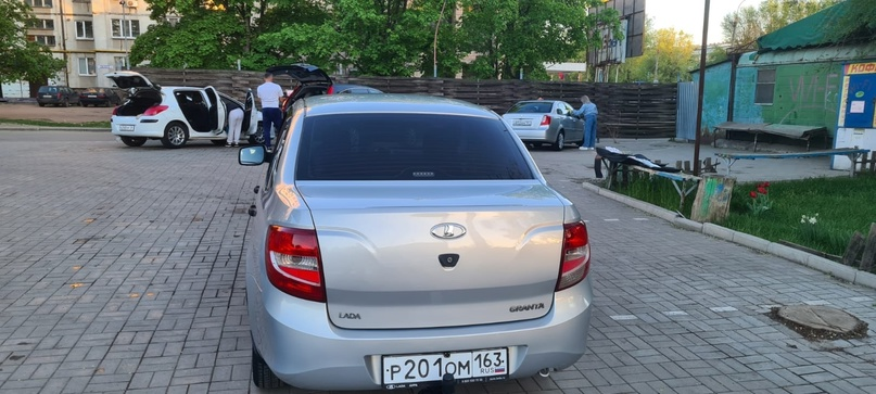 Продается лада гранта в полном Заводском состоянии один хозяин не крашена не битая в ДТП не учавствовала, машина без вложений от слова совсем, год выпуска 2012, без рыжиков и вздутышей, все стëкла родные, центральные замки сигнализация, стеклоподъёмники подогрев стекла электро руль хорошая музыка, хорошая летняя резина, по документам любое переоформление ЦЕНА 630тр. Торг у капота +79592865735 +79591233400