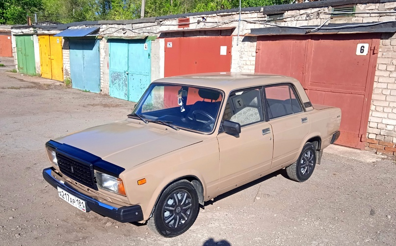 Продам ваз 2107 экспортная. Всю жизнь в одной семье в хорошем состоянии полностью обслужена Переоформление без проблем.Сел и поехал (180.000 торг) все вопросы по телефону (+79592871524 ) г Луганск.