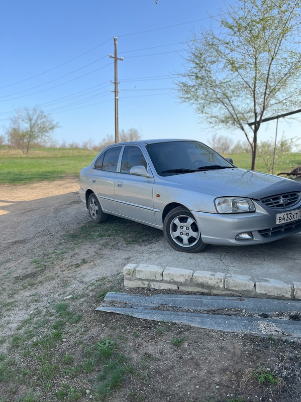 Продам Hyundai accent 2001 год двигатель 1,6 коробка механическая Состояние отлично Стоит хорошая музыка Кондиционер Подогрев сидений 4 стеклоподъемника Сигнализация Все расходники поменяны вовремя Цена 450₽ торг +79595032969