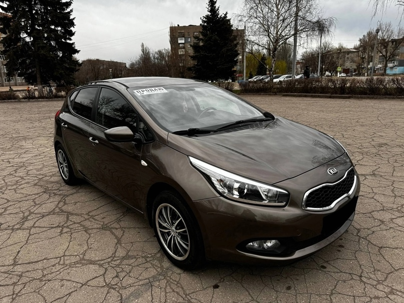 Продам Kia Ceed 1.6 AT, 2012 (Корейская сборка) Кузов в родной краске, без коррозии. Данный авто не оставит Вас без приятных эмоций и впечатлений! Очень шустрая и комфортная! Вложений никаких не требует Мотор работает идеально! Масло не расходует, не дымит, не троит, под капотом всё сухо, не единого потёка. Ходовая без вложений, мягкая, ничего не стучит. Салон в отличном состоянии. Комплектация Prestige: Подрулевые лепестки, все эл. стекло подъемники, кондиционер, подогрев сидений, подогрев руля, электрозеркал, подогрев зеркал, круиз контроль, мультируль, abs, esp, air bag, хорошая аудио система с громкой связью, спорт режим, автосвет, адаптивный свет птф, лед, шумоизоляция салона, центральный замок Документы в полном порядке, без запретов и ограничений, могу присутствовать при переоформлении. Цена 1 350 000 ₽ Тел +79591889131