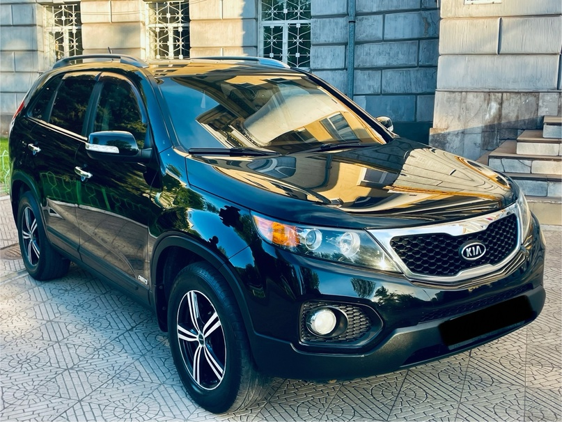 Продам KIA Sorento,корейской сборки,2011г выпуска,164000т родного пробега(100%),двигатель 2.4 бензин(работает идеально),коробка автомат,4AWD полный привод,автомобиль в идеальном состоянии,без рыжья,в родном окрасе,без ДТП,все стекла родные,двигатель коробка и ходовая без вложений,имеется сервисная книга,два ключа,установлена сигнализация,салон в отличном состоянии,в авто есть всё для комфортной езды: -Мульти руль -Музыка ,USB ,AUX -Бортовой компьютер -Датчик света -Датчик дождя -Led свет -Складывание Зеркал -Парктроник -Центральный замок -Двух зонный климат контроль -Круиз контроль -Подогрев сидений -Диски R-17 -Безопасность 10 подушек -АВS , ESP , Помощь при спуске Готов на любые проверки,авто в достойном состоянии,любой вид переоформление,более детальней по тел.Торг Тел: +7(959)242-12-58 WhatsApp,Telegram:+7(960)452-09-40 г.Алчевск Цена:1м740т