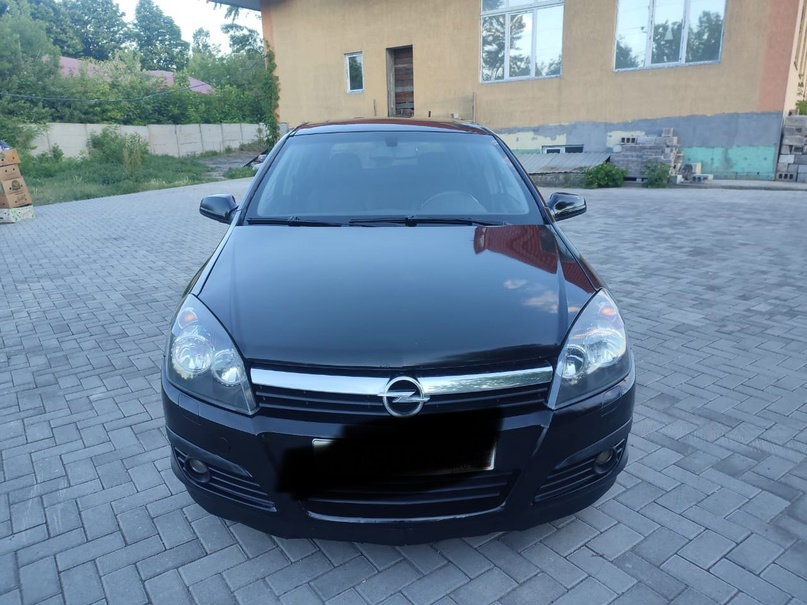 Продам Opel Astra H 2007 год 1.8 двигатель без нареканий тянет отлично масло не расходовать, коробка и ходовая в идеальном состоянии комплектация богатая панорама климат контроль четыре стеклоподъемника регулировка зеркал подогрев сидений abs магнитол штатный резина летняя на 16 литых дисках по кузову как на фото точь в точь автомобиль всегда обслуживается своевременно цена 630т.р +7 (949) 622-76-08 +79495843151