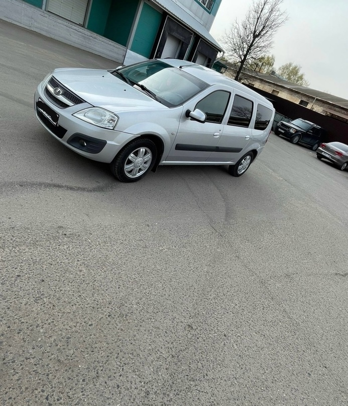 Продам Ладу Ларгус 2013 года выпуска . Мотор 1.6 105 лошадей . Мотор от рено . Комплектация 7 мест . Кондиционер , 4 стеклоподъемника подогревы сидений . Абсолютно все работает ошибок никаких нет . Мотор сухой шепчет. Коробка и ходовка так же в идеале . Автомобиль в родном окрасе , с родными стеклами . Без единого ДТП . Родной пробег 235 тысяч . Абсолютно зеленая Автотека . Родной 63-ПТС . Два комплекта ключей . Два комплекта резины . Так же могу отдать фирменный багажник на всю крышу Отец покупал исключительно для себя для семьи . Продажа по семейным обстоятельствам. Осмотр в городе Харцызск . Макеевка Цена данного авто 935 тысяч рублей .торг реальному покупателю. Пишите ! Звоните ! Номер для связи +79496370139