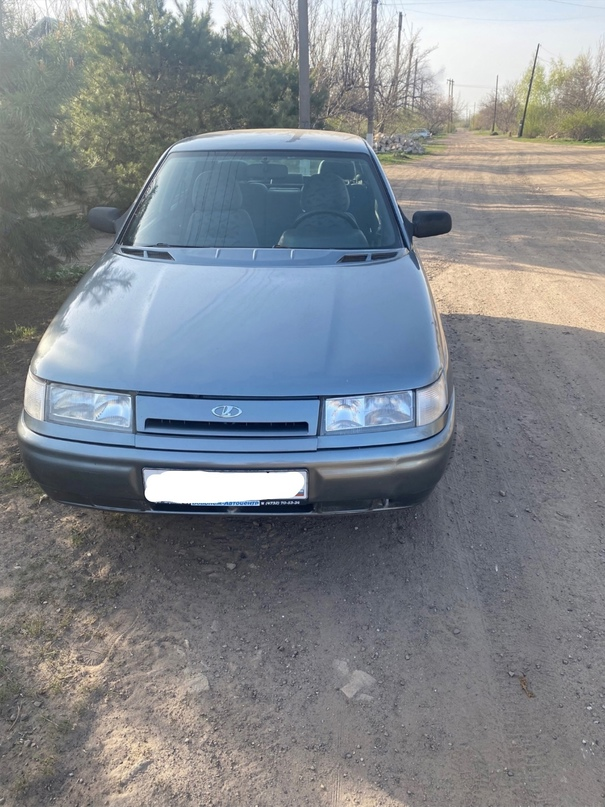 Продаю авто 2110 Год 2006 Родной пробег 135 Кузов в нормальном состоянии Двигатель работает отлично Коробка не выбивает не хрустит Резина отличная Один хозяин ПТС оригинал Салон ухожен стоит музыка сигнализация центральный замок стеклоподъёмники подогрев заднего стекла Цена 350 торг возле капота Номер телефона +7 959 204 57 4