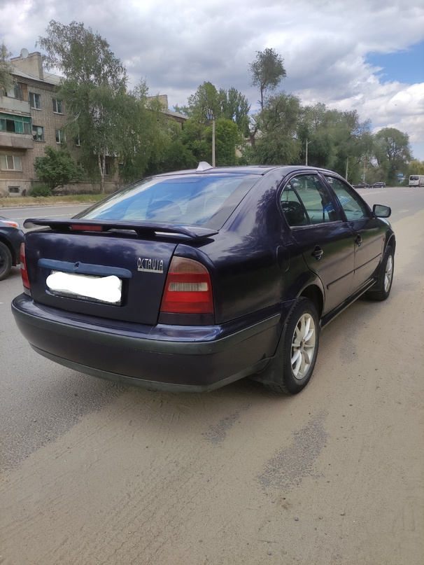 Продам Skoda Octavia (Шкода Октавия) 1997 год, объем 1.6. Едет очень хорошо. По ходовой всё нормально. Состояние хорошее, сел и поехал на любое расстояние. Кузов оцинкованный в отличном состоянии (без гнили, ржавчины и прочего). Зимняя резина на 15 титанах. Хорошая комплектация: ГУР, ABS, люк (рабочий), центральный замок, 4 стеклоподъёмника, электро регулировка зеркал, музыка и много чего другого. С документами порядок, переоформление на вас, смотреть в Луганске. Цена 370 000р, торг есть. +7(959) 106 37 32