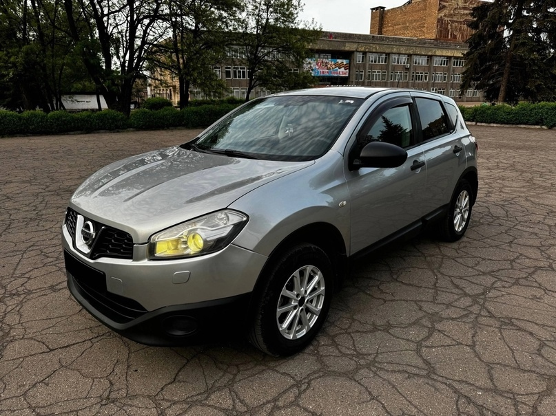 Продам Nissan Qashqai 1.6 МТ, 2011 176 000 Пробег, Без ДТП В родном окрасе, все герметики и заводские точки на месте. Дно, пороги, арки без корозии. Двигатель масло не расходует, работает ровно, не дымит. Коробка не хрустит, не выбивает, кулиса не раздолбана. Ходовка в порядке. Очень резвый и экономичный кроссовер с высоким клиренсом. Салон в отличном состоянии Хорошая комплектация: - Кожаный салон - Подогревы сидений - Кондиционер (заправлен) - Мультимедиа на андроиде - Мультируль - Bluetooth, USB, AUX, GPS, WIFI - Все стеклоподъемники - Подогрев сидений - Линзованая оптика - Омыватель фар, корректор - ABS, ESP, AIRBAG - Новая резина - Сигнализация с обратной связью, Starline Документы в полном порядке, без запретов и ограничений, могу присутствовать при переоформлении. Цена 1 380 000 рублей, Тел +79591889131
