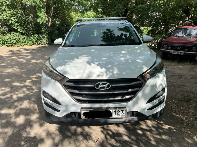 Продам Hyundai Tucson Двигатель 2.0 Коробка - автомат, передний привод Год 2018 Пробег 73,3 тыс Автомобиль в отличном состоянии.без дтп.салон нового автомобиля.один хозяин.стекла все родные включая лобовое.автотека зелёная.НЕ ТАКСИ НЕ КАРШЕРИНГ.Покупалась у официального дилера в г.Краснодар.Исключительно южная эксплуатация в ЛНР.Все детали кузова в заводском окрасе комплектация с климатом,датчик света,линзы,подогрев сидений, подогрев руля,Эл зеркала с подогревом,мульти руль,новая резина.Автомобиль достойный вашего внимания.Юридически чистая могу присутствовать при переоформлении в МРЭО. Цена 2 400 000торг уместен Осмотр Алчевск, Брянка Тел +79591175248, +79591175247