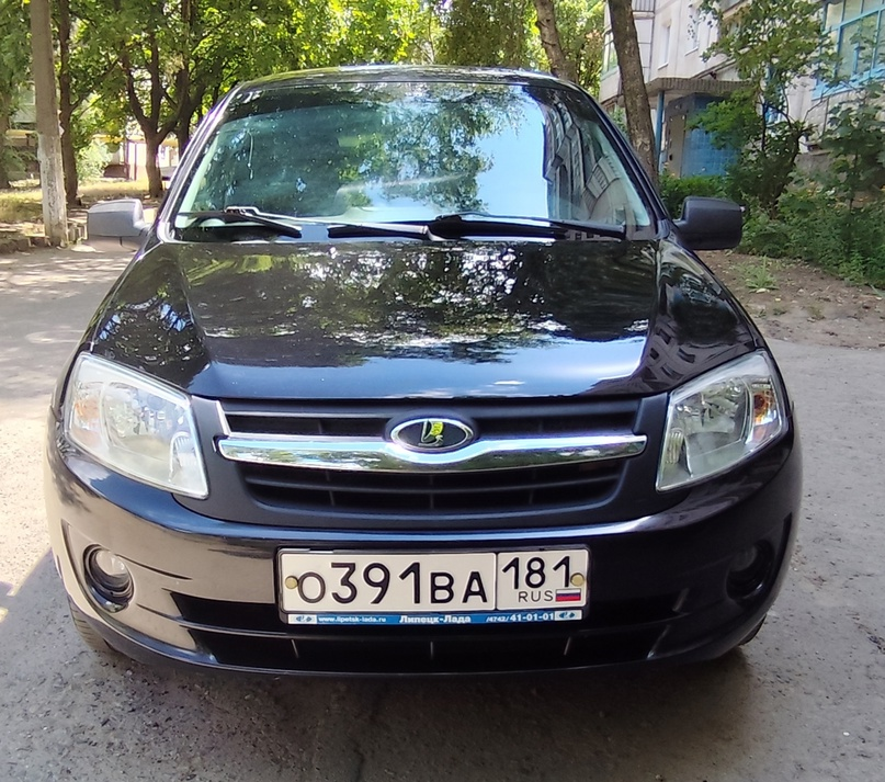 Lada Granta 2012 Автомобиль в отличном состояние , полностью обслужен , после полного Т.О. Недавно перебрал полностью переднюю ходовую (30.000 руб ) . Масло в двигателе и все фильтра менялись 2.000 назад . Двигатель тянет отлично , масло не ест от слова совсем , коробка переключает передачи мягко , не хрустит и не выбивает . По кузову автомобиль в достойном состояние , без гнили и рыжиков , в дтп авто не участвовал . Салон чистый , ухоженный . Хорошая летняя резина Michelin . По документам я 2 хозяин , проблем никаких нет, если надо сразу переоформим . Цена : 570 тысяч рублей Номер для связи : +7 (959) 123-34-00 +7 (959) 286-57-35 +7959-568-5148 Нахожусь в Луганске
