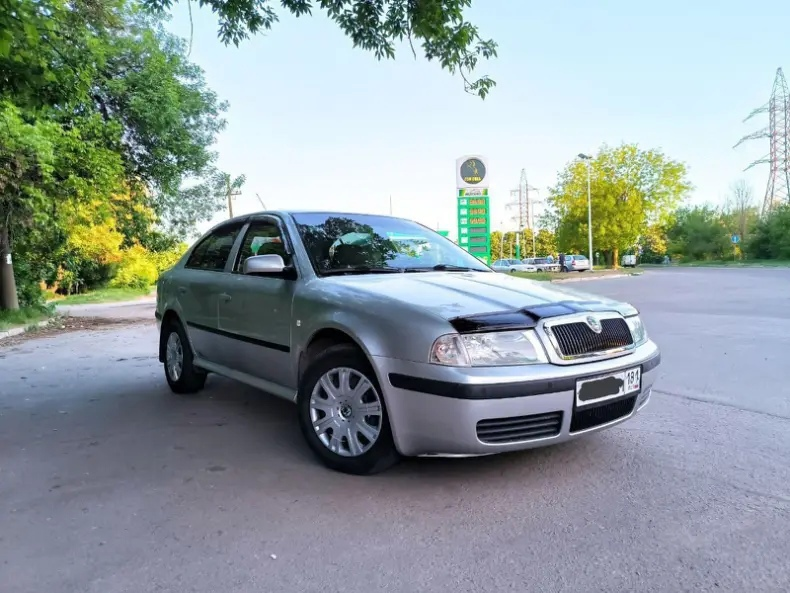 Продам Skoda Octavia Tour, 2004 г. г. Луганск Пробег - 196 тыс. Объем двигателя - 1.6 (бензин). КПП механика. Авто в отличном состоянии, обслужен полностью и всегда вовремя, вложений не требует, чистый и приятный салон, не прокуренный, гаражное хранение. Кондиционер, подогрев зеркал, гидроусилитель, парктроник, 2 стеклоподъёмника, музыка Pioneer, ABS, центральный замок. Автомобиль надёжный и экономичный. По документам проблем нет, без штрафов и запретов. 730тыс. торг у капота. Вопросы по тел+79591505756