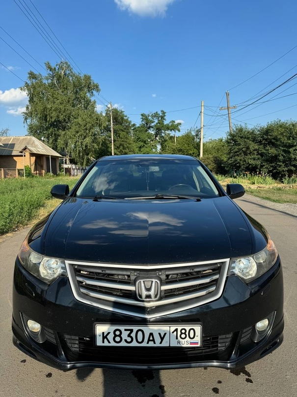 Honda Accord 8 Комплектация Type S. Двигатель 2.4 МТ (работает ровно,расхода масла нет) Коробка механика 6-ступенчатая без нареканий. Ходовая обслужена(ничего не гремит,не стучит) По электрике все работает,никаких ошибок не горит,стоит очень хороший и дорогой свет. Два ключа,сервисная книжка. Гнили и рыжиков нет от слова совсем,днище полностью обработано спец.составом против коррозии. Новые стойки стабилизатора,новые сайлентблоки на рычагах,новые тормозные колодки,новые свечи зажигания. Климат заправлен перед сезоном,холодит отлично. Диски R18 на летней резине KUMHO в очень хорошем состоянии. Складывание и подогрев зеркал , климат/круиз контроль , подогрев сидений, 4 стеклоподъемника , мульти-руль, AUX/USB, комбинированный салон кожа/велюр. Все работает исправно,ухоженный авто. Юридически чист,оформление в МРЭО. Цена 1млн. 50т.руб +79493963707