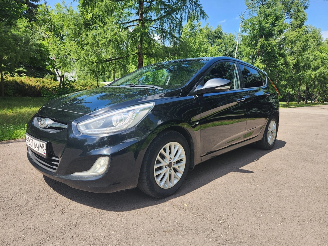 Hyundai Solaris 2014год,1.6механика,пробег 149т.км.Машина в отличном состоянии делать не чего не нужно,вся обесшумлена,хорошая комплектация,климат,датчик света,дождя,подогрев руля, сидений,стоит хорошая музыка,сабвуфер,усилитель,заменены штатные динамики.Сигнализация с автозапуском,два ключа, сервисные книги,также комплект зимней резины на штампах.Цена 850т.р.Телефон +79591779797