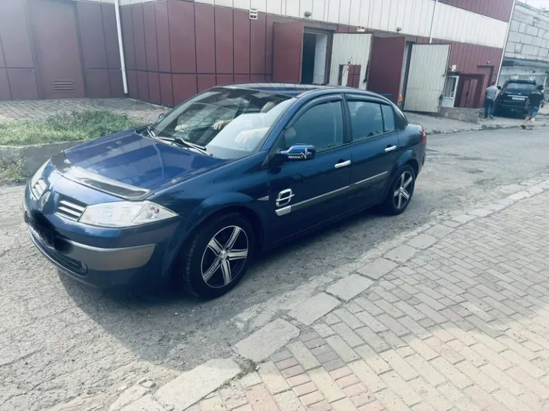 Продам Renault Megan2 vip(Рено Меган 2 вип )2004 г в хорошем состоянии .Двигатель 2.0 автомат.родной пробег 170 тыс я второй хозяин в саноне не курили .коробка работает идеально. Машина в родном окрасе все стекла с завода кузов и дно машины все оцинковано машина в ДТП не была .Богатая комплектация:кондиционер,4 электроподьемника,новые чехлы на сиденьях ,АВС,подушки безопасности,подогрев сидений,электрорегулировка зеркал,мультируль,новая магнитола на андроиде ,кожаный руль противотуманки,два пульт ключа,парктроники ,камера заднего вида,новая резина лето на товых титанах и также новая зима на титанах. Ходовая и все остальное все заменено на новое , масло только поменяли,есть вопросы звоните приезжайте машина находиться в Алчевске.так же в машине дорогие евро коврики и еще в подарок Эва коврики.650 тысяч тел 79591096923