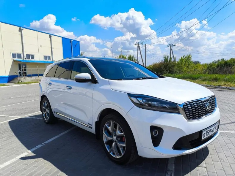 KIA SORENTO PRIME 2016г.в 3.3, АКПП • Полный привод • Пробег 103 000км. Один собственник. Учёт РФ . Бумажный ПТС. Заменено масло коробка, двигатель. Усиленная муфта Haldlex . Установлен фаркоп. Два комплекта ковриков зима лето. • Комплектация максимальная : - 7 мест - Кожаный салон - ⁠Панорамная крыша - Память водительского сидения - Электрорегулировка передних сидений - Обогрев сидений - Система контроля слепых зон - Аудиосистема Infinity - Парктроники зад - Камера заднего вида - Лэд фары и стопы - Рестайлинг обвес - - Два комплекта ковриков Классный семейный автомобиль очень удобный для дальних поездок расход по трассе 8.2л,подходит для буксировки прицепов с большой массой катеров,кемперов.Очень динамичный автомобиль,хорошая плавность хода хорошо отрабатывает неровности. Автомобиль больше трёх лет во владении некогда не подводил,салон в идеальном состоянии, двойной кондиционер для третьего ряда хорошо отрабатывает в жару. Есть комплект зимней резины на дисках, отдам по договоренности. Цена 2 550 000₽ Осмотр г.Краснодон Тел.+7 951 823 0532