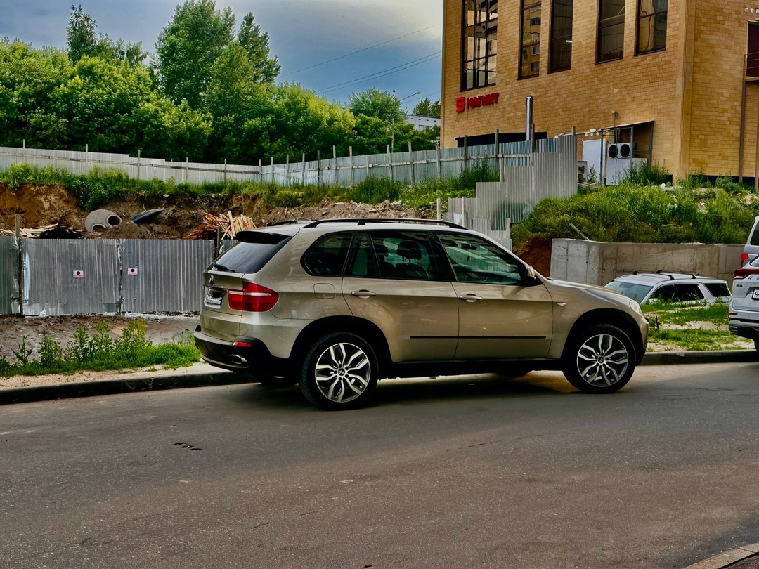 Продам BMW X5 E70 4.8 мотор в идеальном состоянии любые проверки Два хозяина(авто в родной краске) По салону нет никаких вопросов кожа в отличном состоянии Адаптивная оптика Панорама Полный электро пакет Новые тормозные диски Brembo и колодки в круг По ходовой части вопросов нет Диски r20 на новой летней резине Продажа от собственника. Цена 1580000 Авто находится в Стаханове +79591814154
