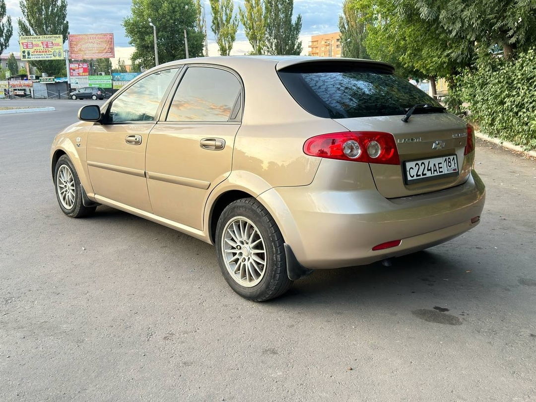 Продам Chevrolet Lacetti , 2005 год, мотор 1,8 коробка автомат, пробег 190 000км , машина местная не пригон, покупалась новой в Луганске, полная комплектация, климат контроль, подогревы всех сидений, бортовой компьютер, по технике всё в порядке, мотор без нареканий, МКПП переключает плавно не пинается, по кузову всё в порядке без рыжиков и гнили. Цена 630 + торг Смотреть в Стаханове +79595043904