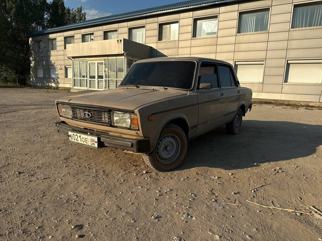 Продам ВАЗ 2105 1983 год, мотор ременной, КПП 4х ступка, по технике всё в порядке, мотор работает отлично, КПП работает отлично, новый редуктор, по электрике всё работает, музыка, тонировка, чехлы, резина зима ШИПЫ, ГАЗ МЕТАН, кузов не гнилой,дно пороги целые, документы в порядке, учёт постоянный переоформление без проблем, цена 100к, смотреть в Стаханове +79595043904