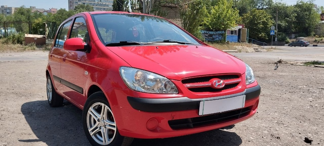 Продам Hyundai Getz 2008г.в. 1.4 на механике.Авто в отличном состоянии .В заводском окраске.Стёкла все родные, включая лобовое.Пробег 139т.км. Двигатель шепчет.Ходовая,КПП без замечаний. Комплектация максимальная; кондиционер (морозит), гидроусилитель руля ,подогрев сидений,4-ре стеклоподъёмника, сигнализация. Машина обслужена и вложении не требует. Цена 690т.р Тел;+79493403770