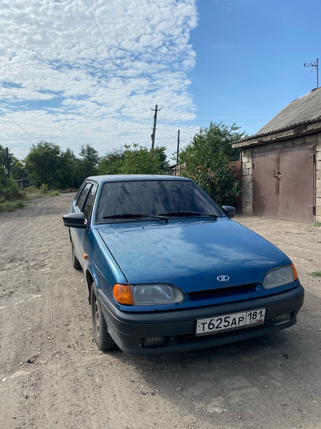 Продам ваз 2115 в хорошем состоянии. 2004 года. Двигатель не троит, не дымит масло не ест. Ходовая полностью перебралась. Коробка включается мягко не хрустит. Электрика вся рабочая все светится все моргает. Хорошая летняя резина. Салон чистый ухоженный не прокуренный. В круг за тонированная. Стоит неплохая музыка. По документам полное переоформление. Цена 250 тысяч торг. Норм но +79591846552