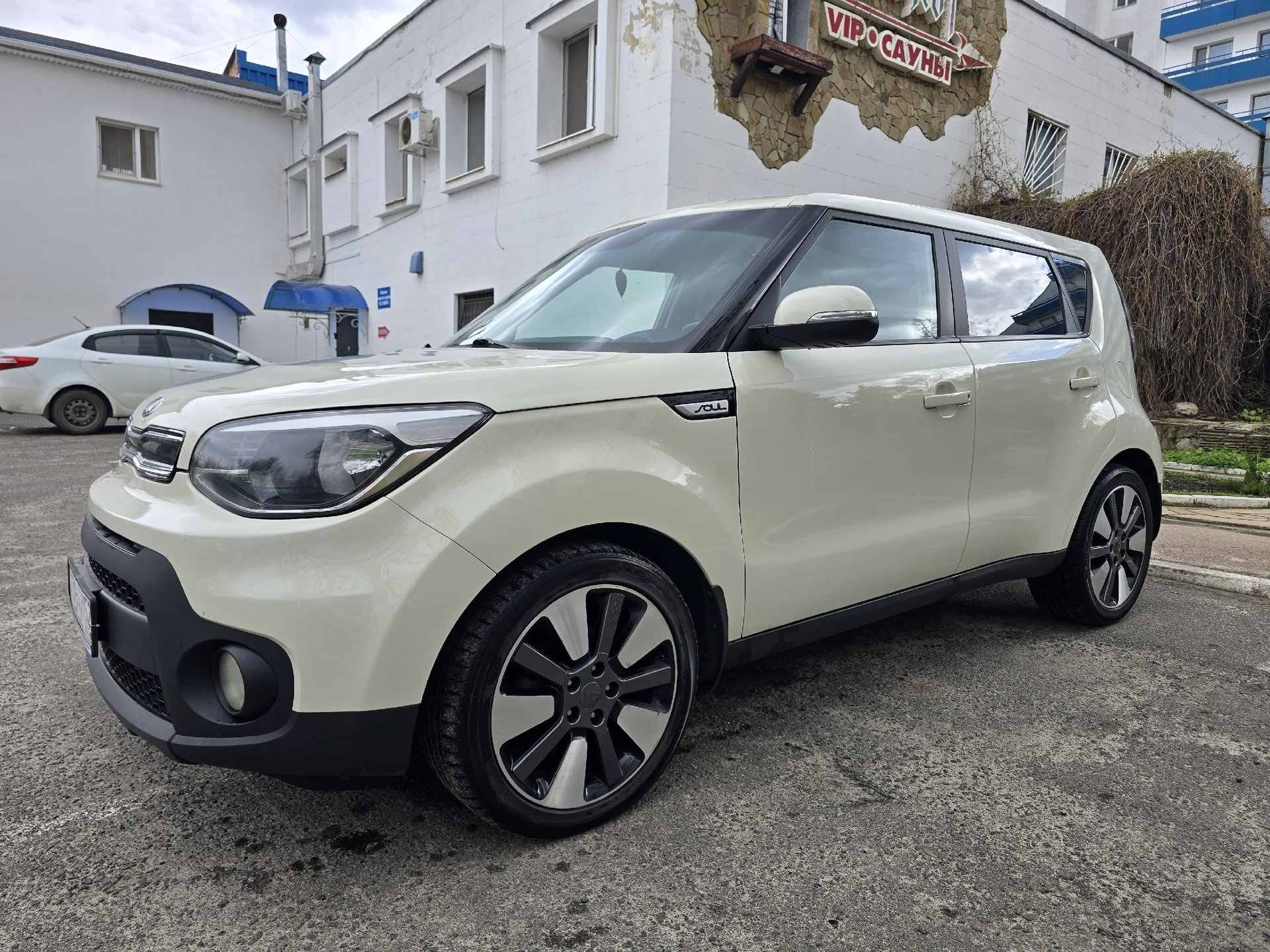 Kia Soul 2017год,2литра,автомат,пробег132тыс.км.Машина в отличном состоянии,не требует никаких вложений.Цена 1м.420тыс. Телефон +79591779797